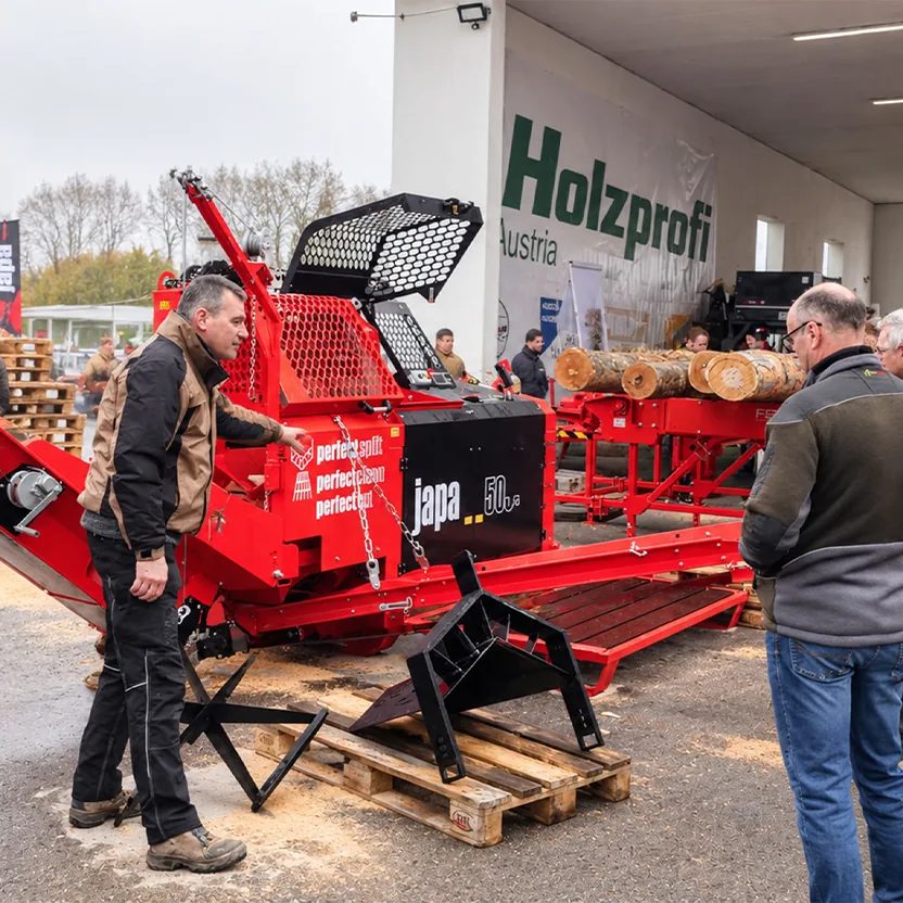 Besucher beim Japa Brennholzautomaten